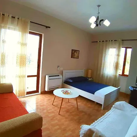 Wonderful Front Lake In The Center Of Apartmán *
